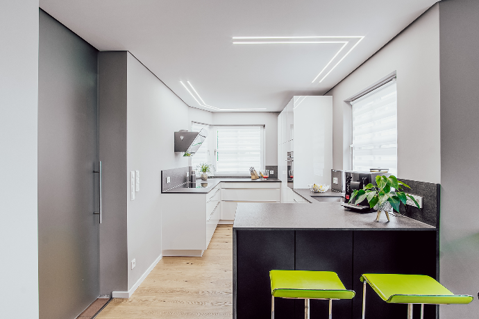 Moderne Küche mit zwei in der Decke integrierten zweiläufigen DL-Paneelen beleuchtet