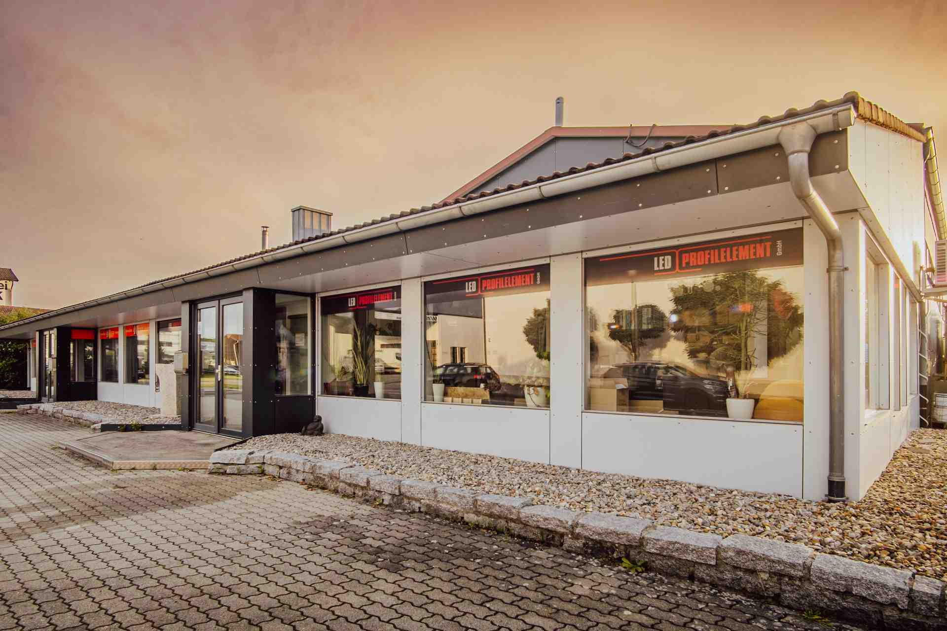 Buerogebäude LED Profilelement GmbH