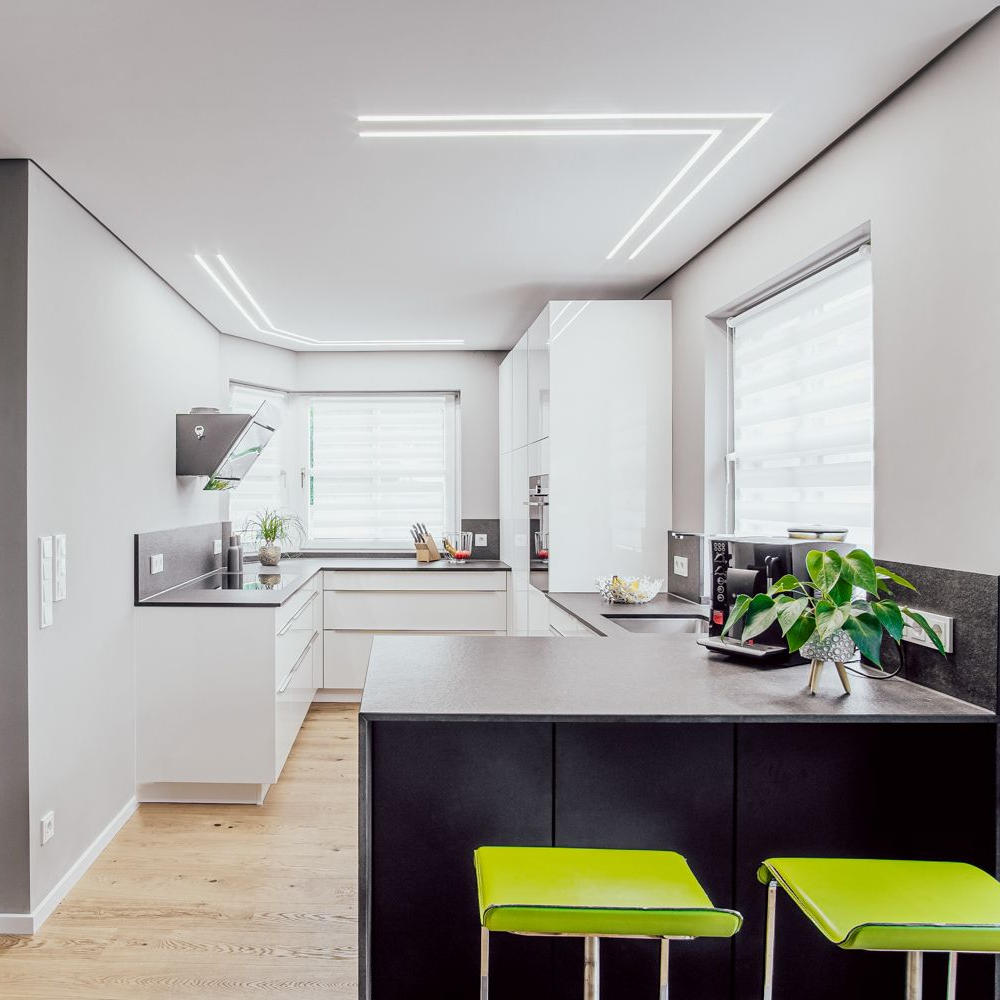 Moderne Küche mit LED Lichtlinien