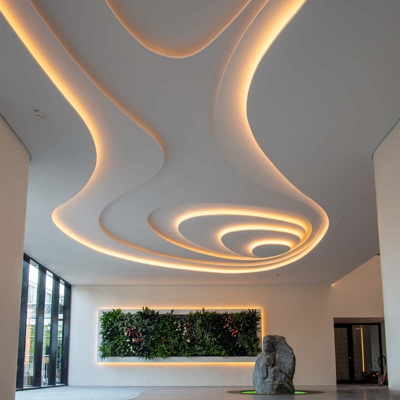 dreidimensionale runde Decke mit LED Licht und beleuchteter Pflanzenwand